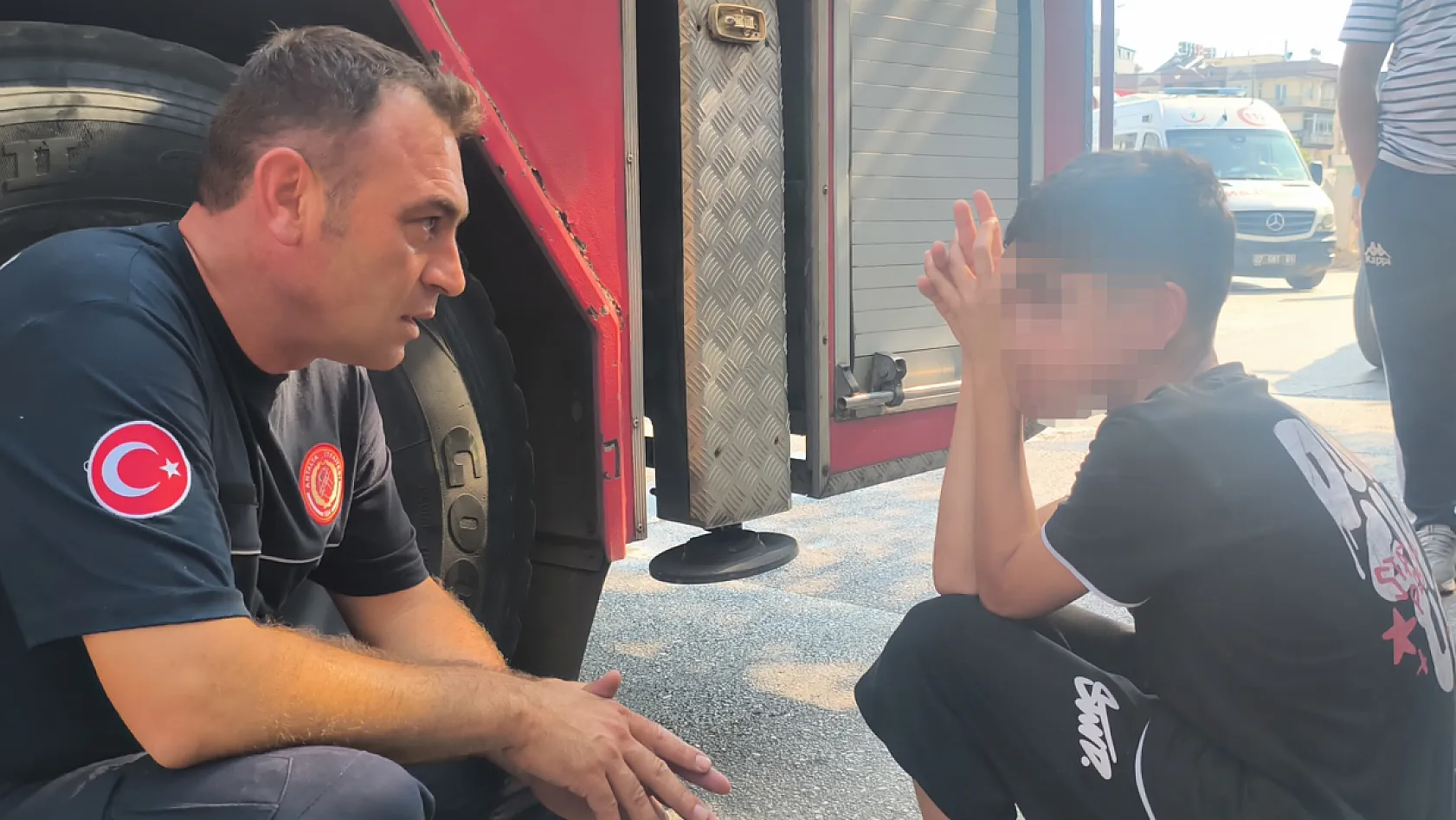 İtfaiye erleri yangından kurtulan çocuğu yalnız bırakmadı: 'Allah çocuğumu korumuş'