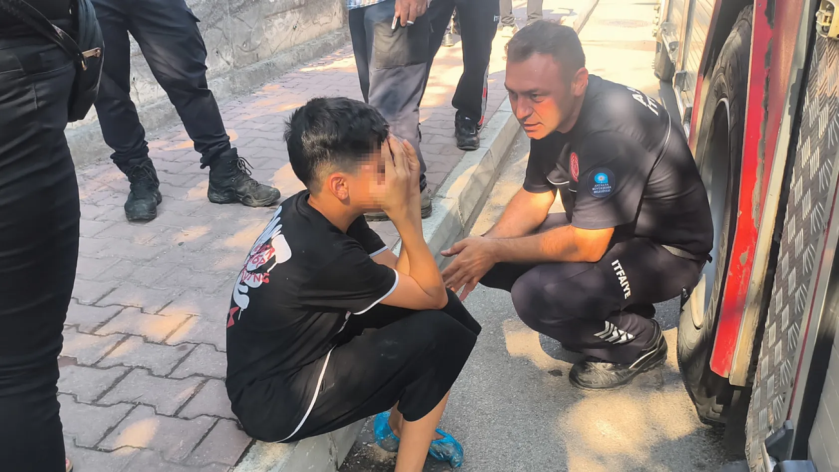 İtfaiye erleri yangından kurtulan çocuğu yalnız bırakmadı: 'Allah çocuğumu korumuş'