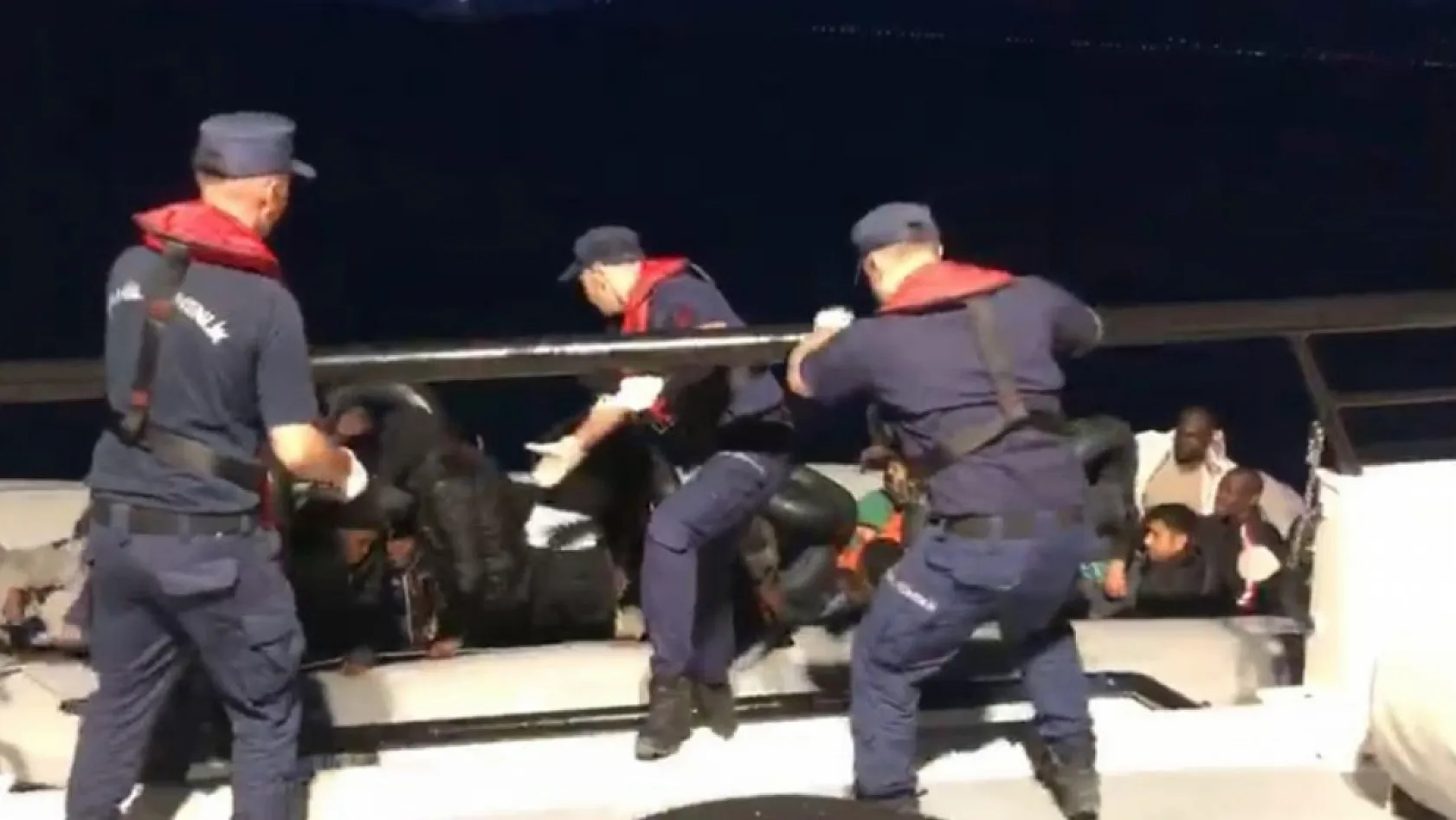 İzmir'de 66 düzensiz göçmen yakalandı