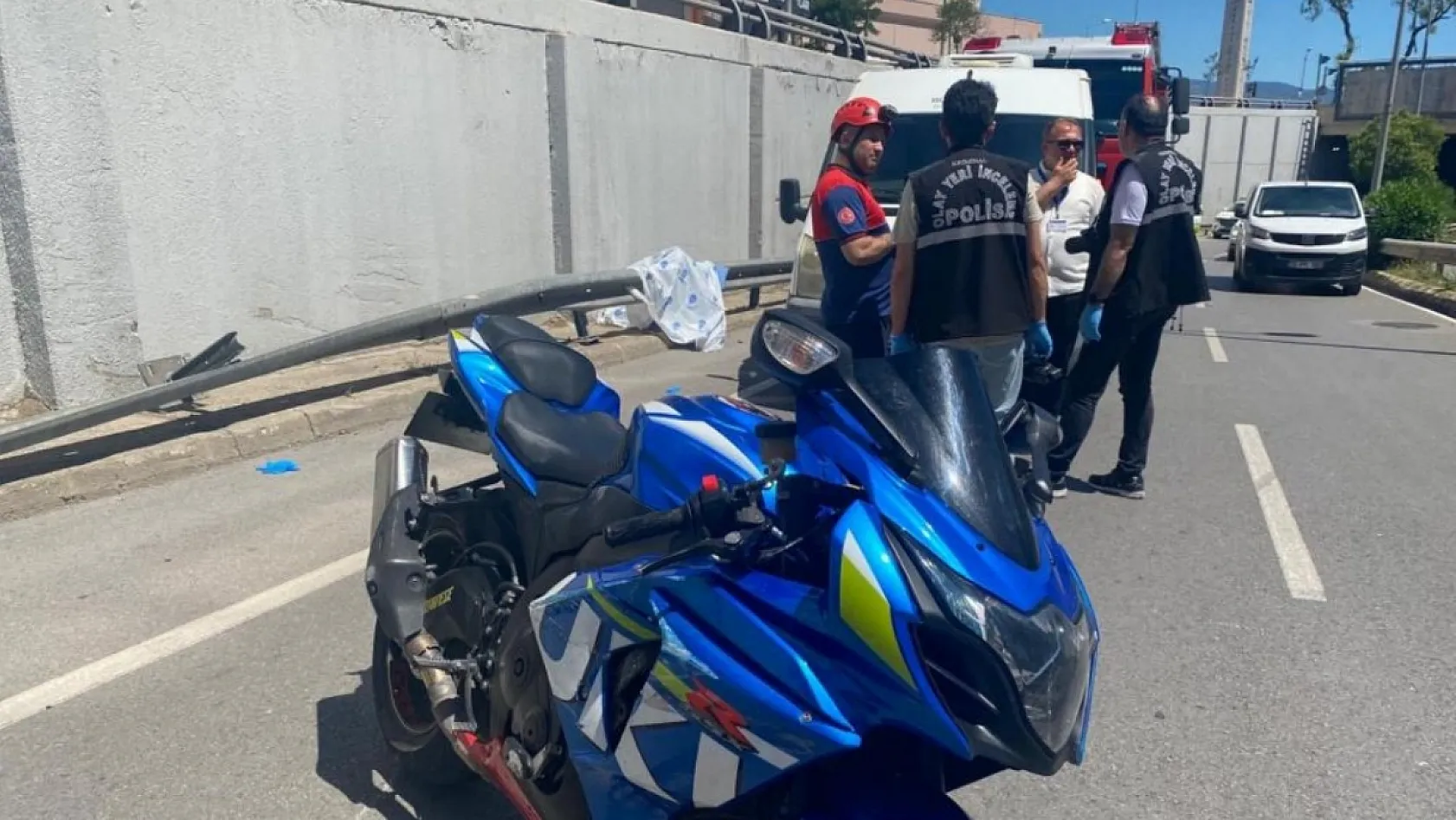 İzmir'de demir bariyere çarpan motosikletin sürücüsü hayatını kaybetti