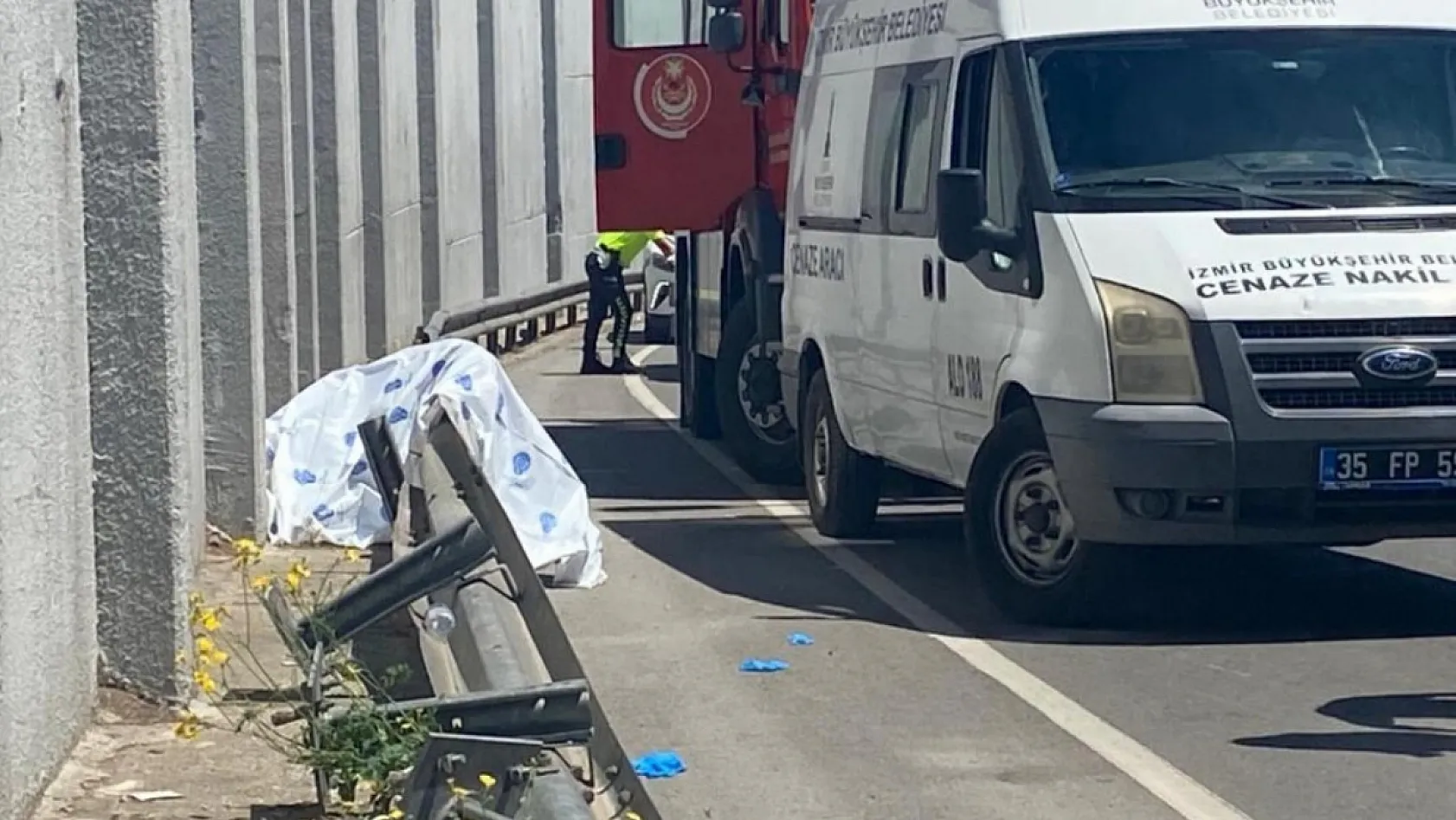 İzmir'de demir bariyere çarpan motosikletin sürücüsü hayatını kaybetti