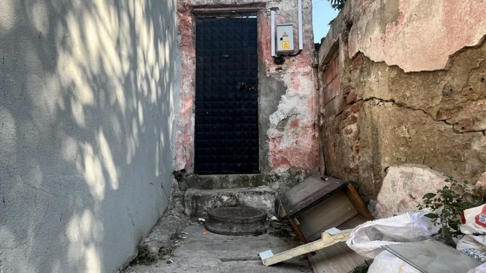 İzmir'de eski koca dehşeti: Kezzap attığı eski karısı öldü, kızı ise yaşam savaşında