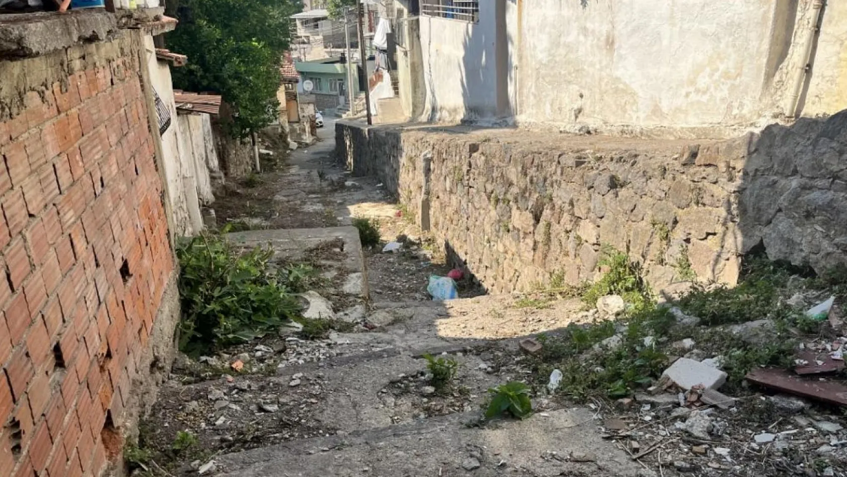 İzmir'de eski koca dehşeti: Kezzap attığı eski karısı öldü, kızı ise yaşam savaşında