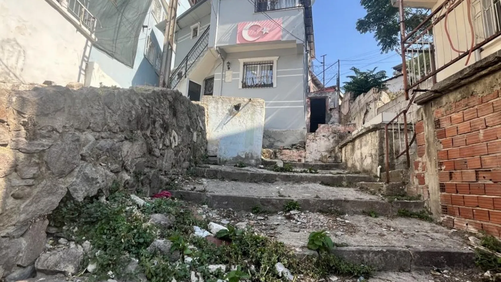 İzmir'de eski koca dehşeti: Kezzap attığı eski karısı öldü, kızı ise yaşam savaşında