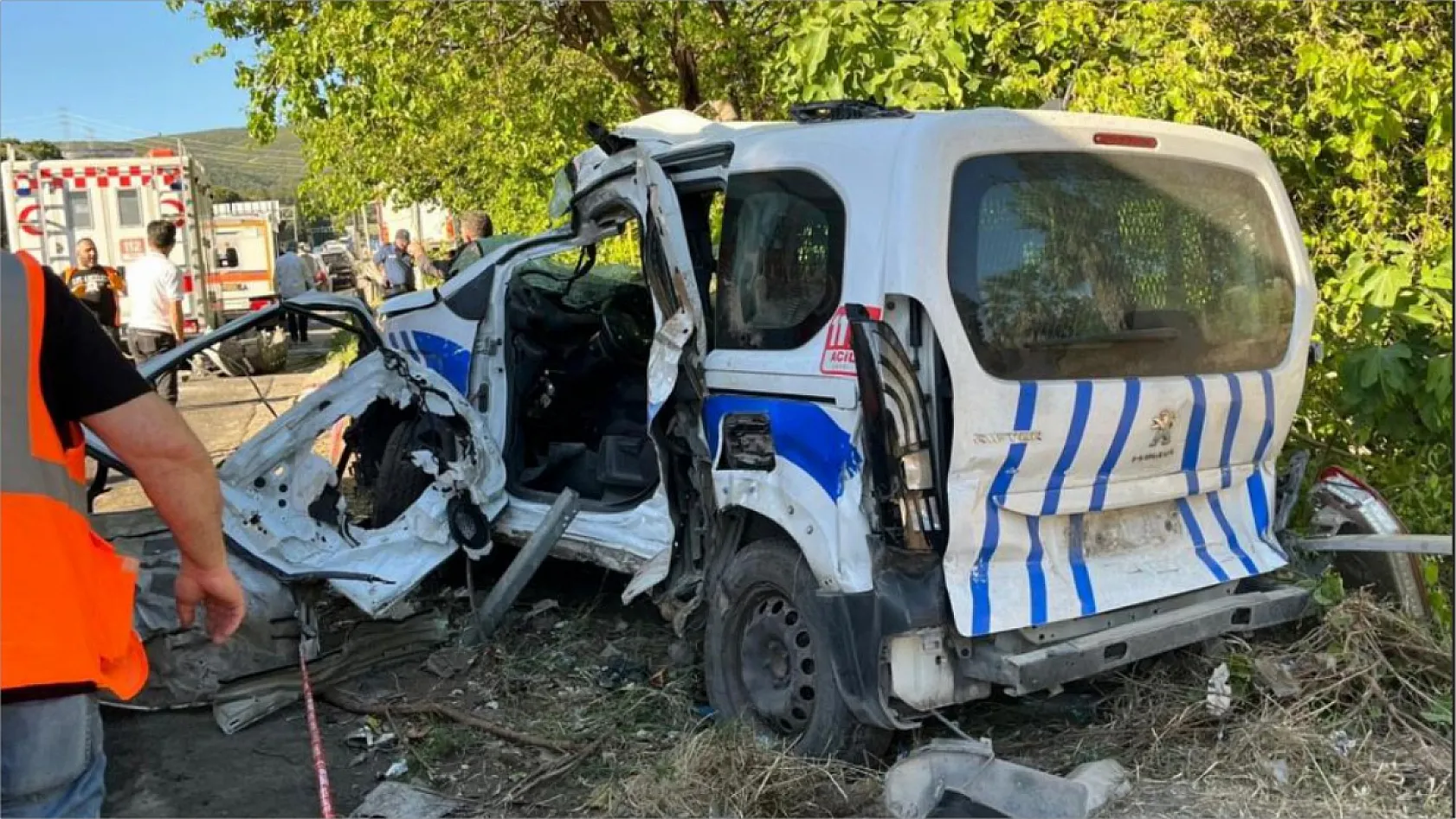 İzmir'de freni boşalan tır 10 araca çarptı: 1'i polis 3 kişi hayatını kaybetti, 5 kişi yaralandı