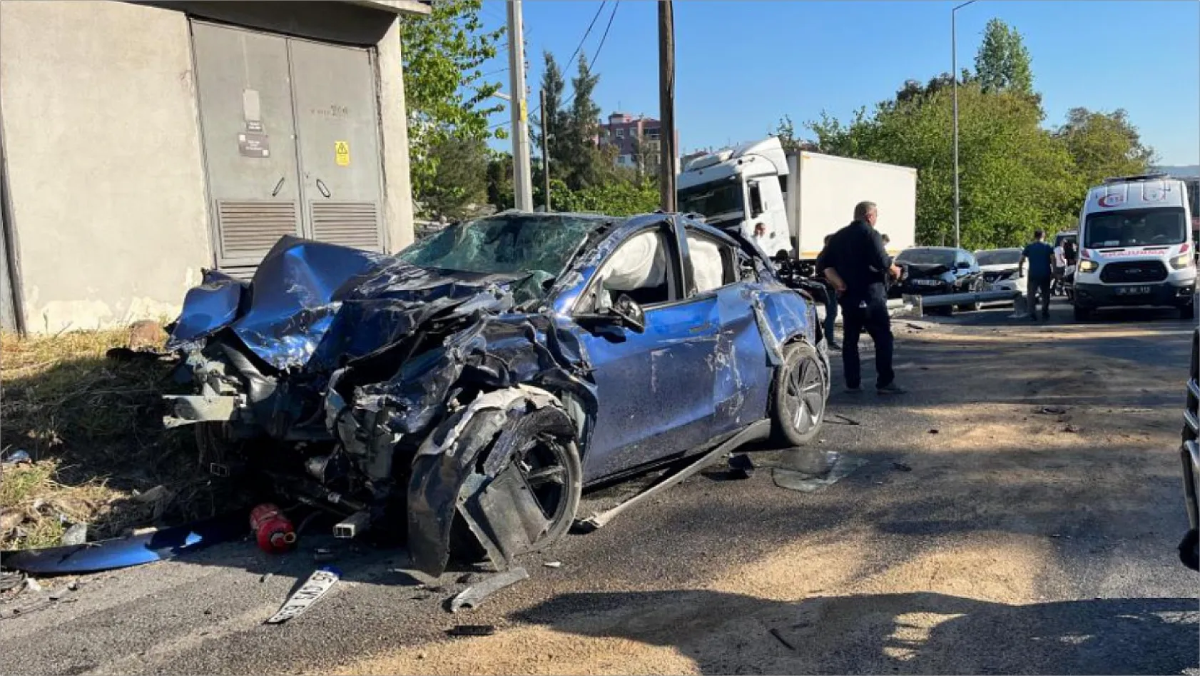 İzmir'de freni boşalan tır 10 araca çarptı: 1'i polis 3 kişi hayatını kaybetti, 5 kişi yaralandı