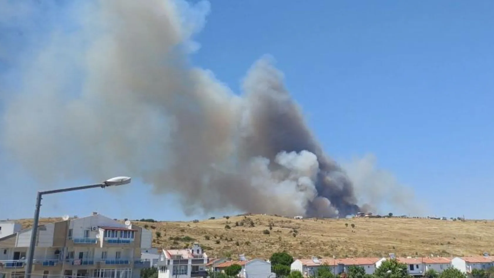 İzmir'de makilik alandaki yangına müdahale sürüyor