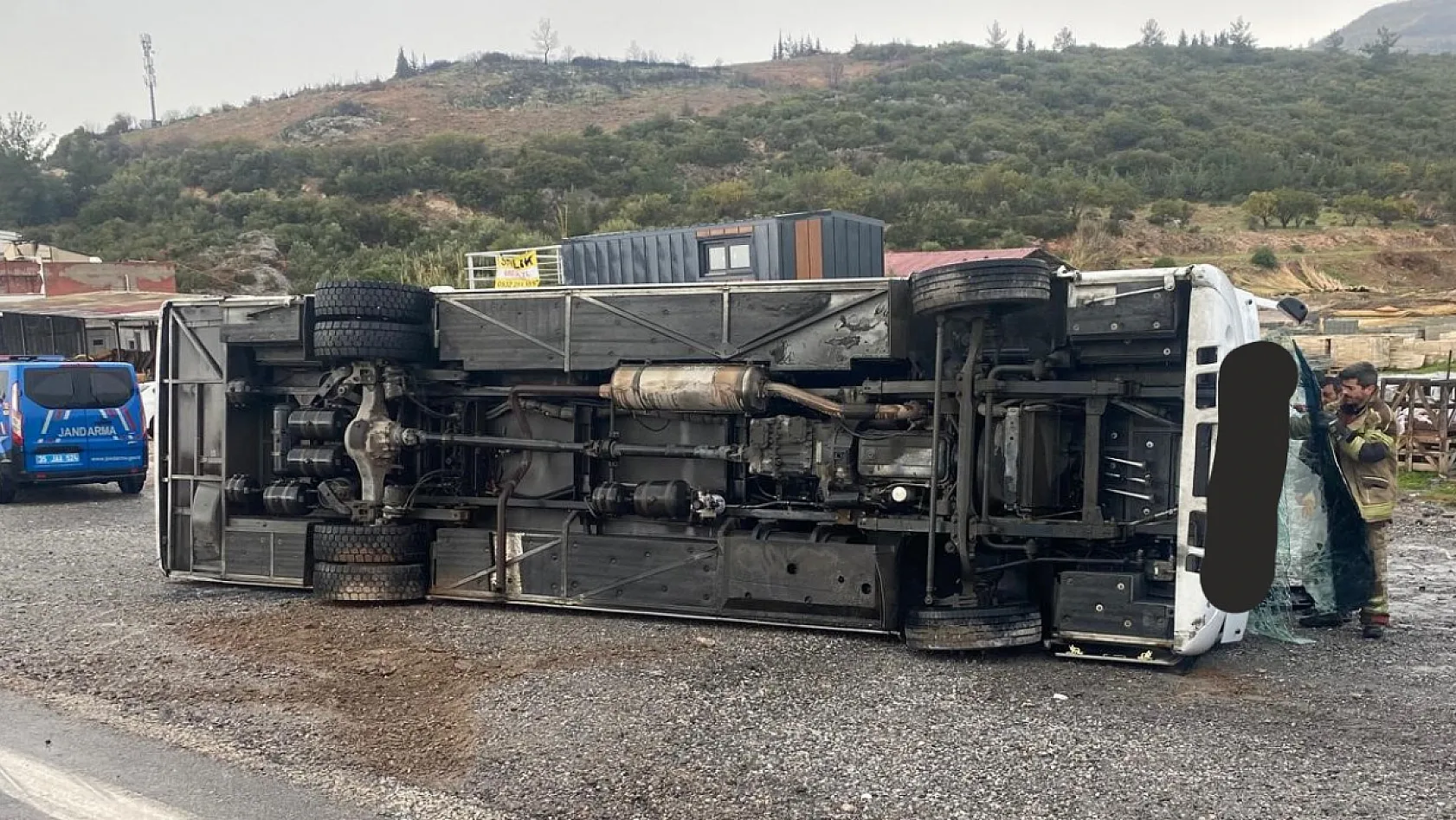 İzmir'de sporcuları taşıyan otobüs devrildi: 4 yaralı
