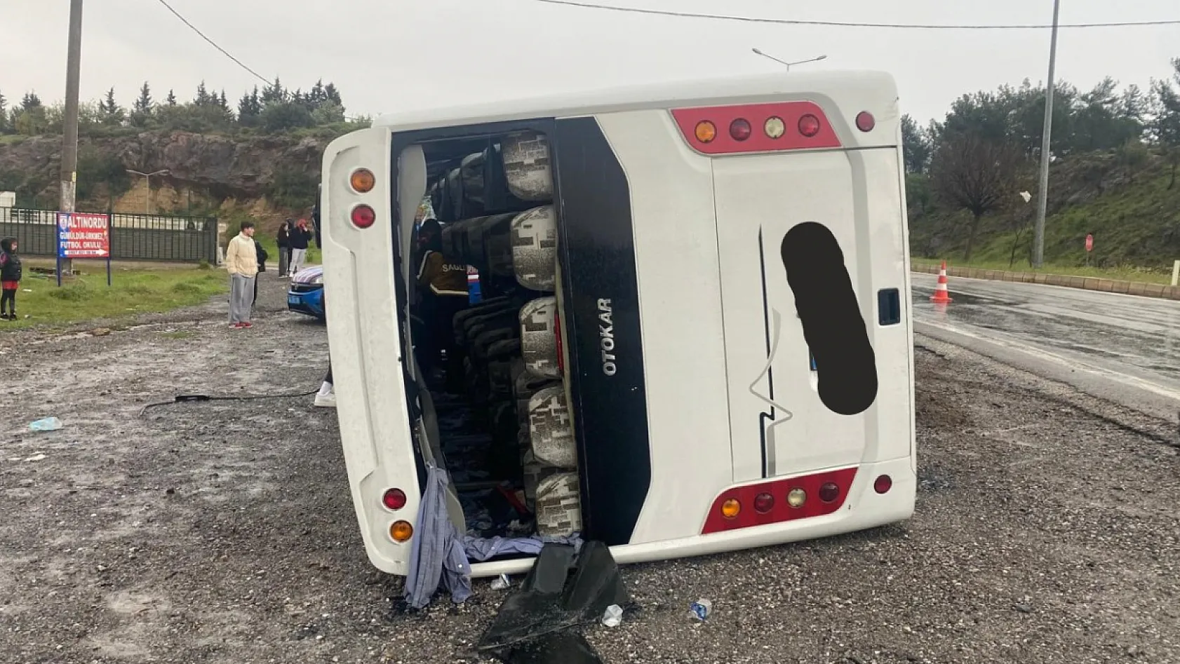 İzmir'de sporcuları taşıyan otobüs devrildi: 4 yaralı
