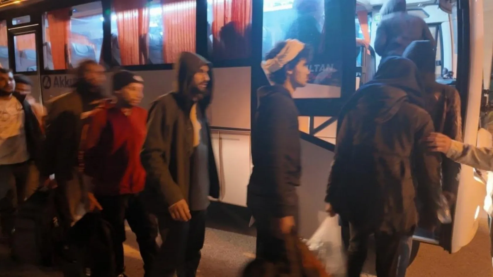 İzmir'de yarı batık halde bulunan göçmen botunda 1 çocuk hayatını kaybetti, 43 kişi kurtarıldı