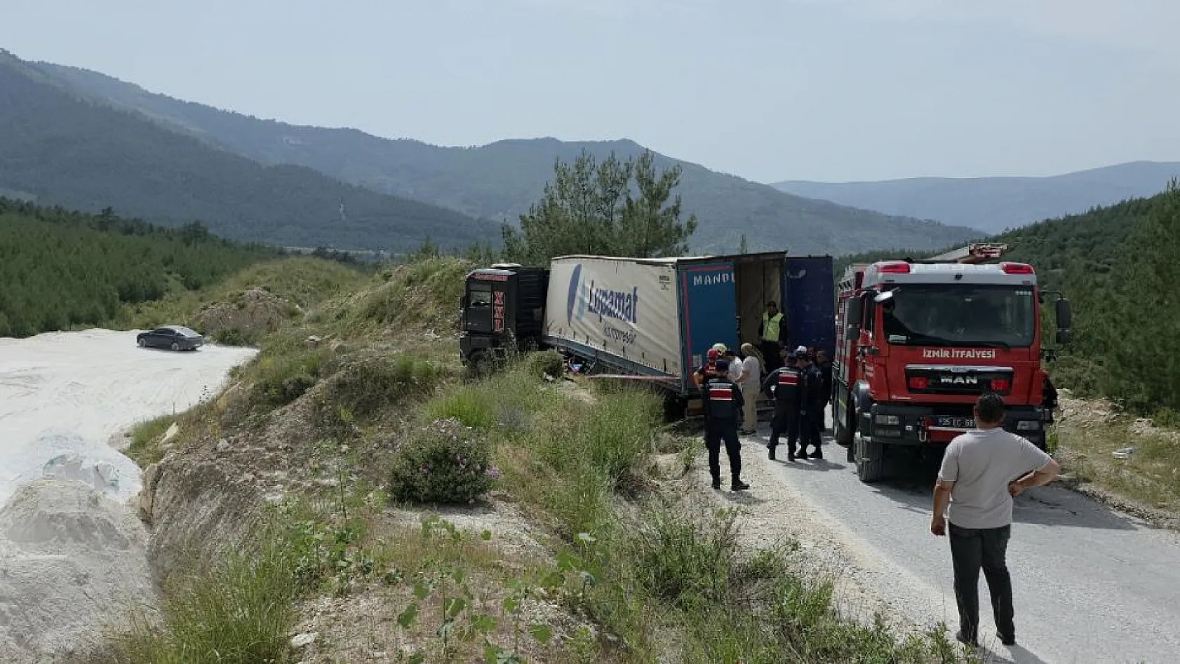 İzmir'de devrilen tırın altında kalan sürücü hayatını kaybetti