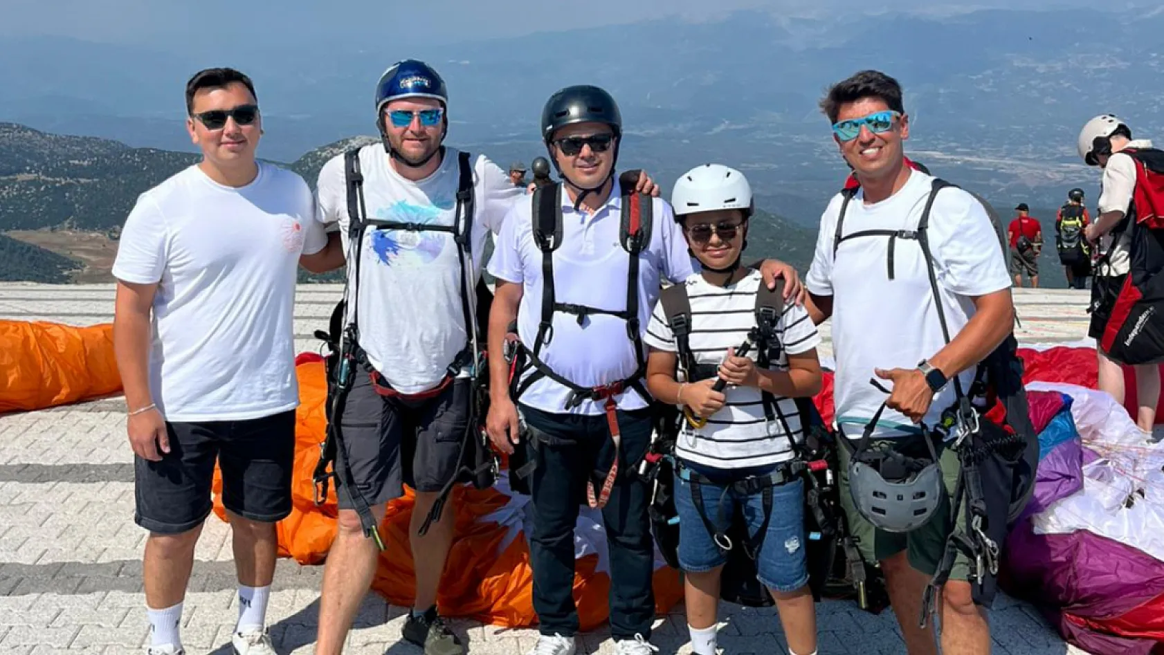 Fethiye'de Yamaç Paraşütü Pilotu Semih Er'e Plaket Takdimi