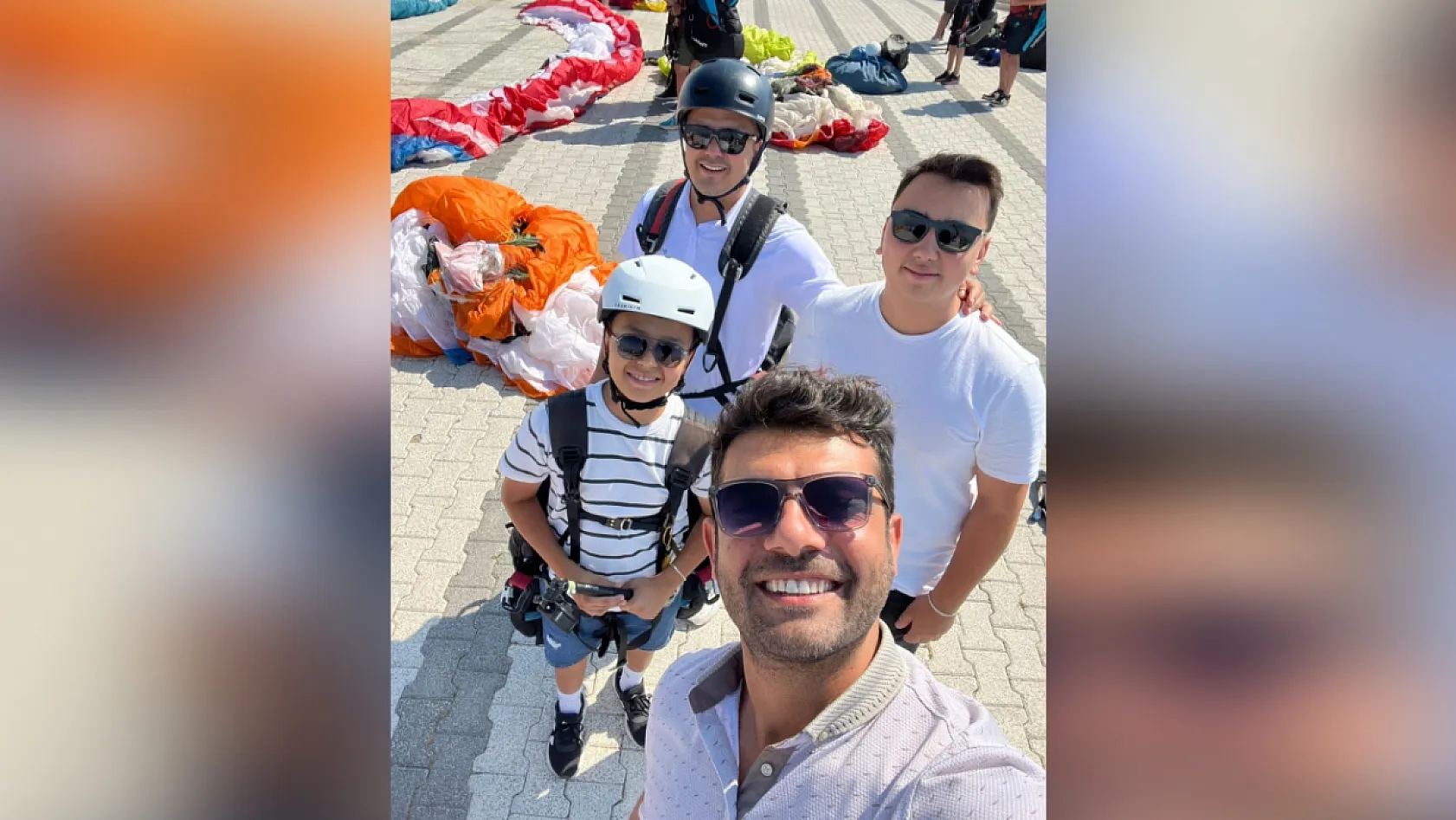 Fethiye'de Yamaç Paraşütü Pilotu Semih Er'e Plaket Takdimi