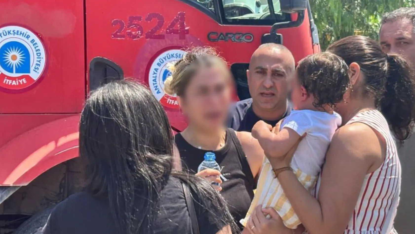 Çocuğu araç içerisinde kilitli kaldı, gözyaşlarına boğulan kadının yardımına itfaiye ekipleri yetişti