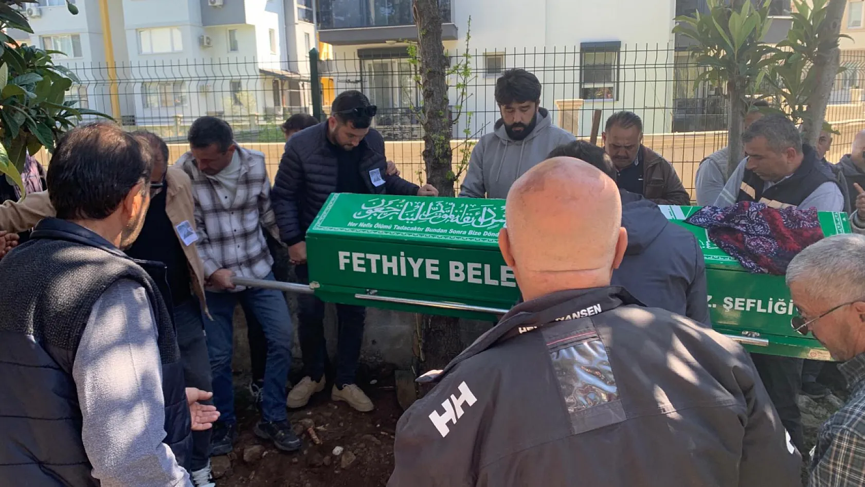 Kadınların acı yükü: Son yolculuğuna kadın eliyle uğurlandı