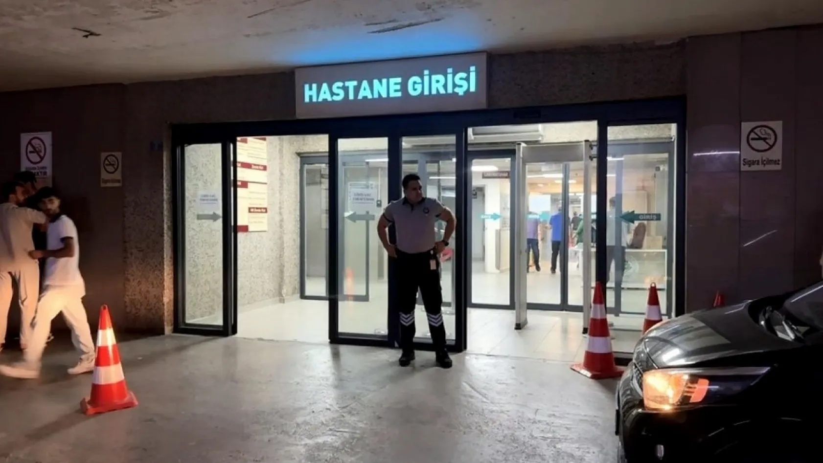 Kafede tartıştığı kişiyi silahla vurup kaçtı