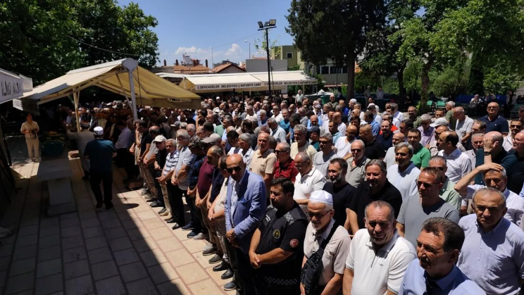 Kalp krizinden ölen arkadaşının cenazesinde kalp krizi geçirdi