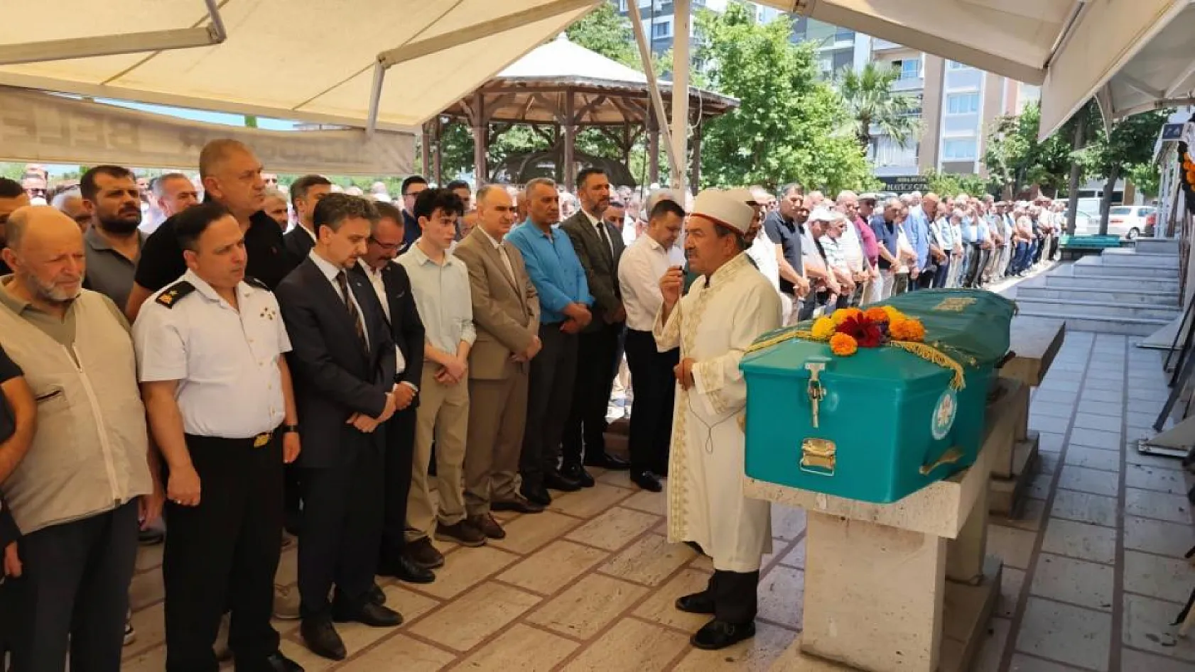 Kalp krizinden ölen arkadaşının cenazesinde kalp krizi geçirdi
