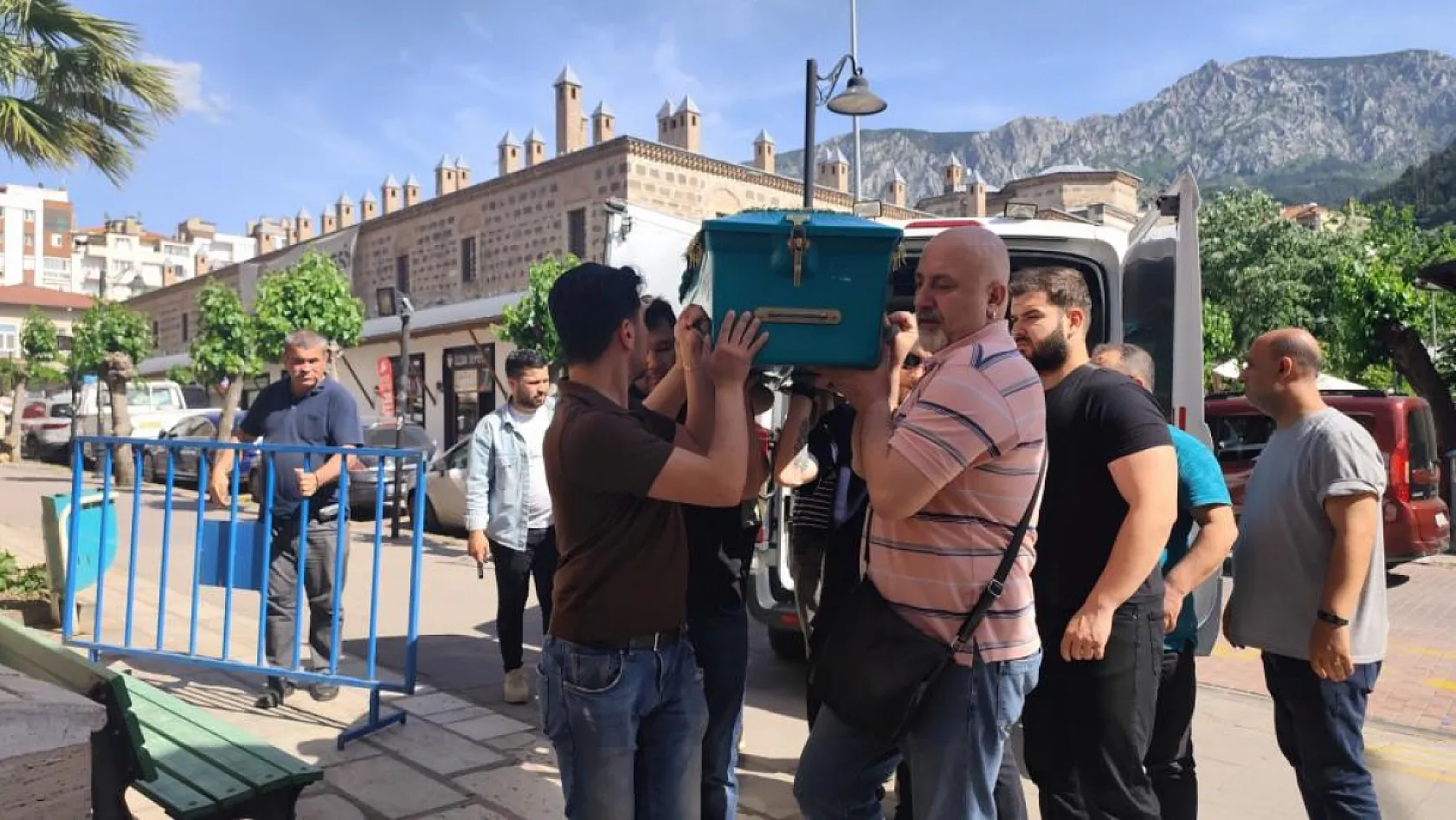 Kalp masajı yaptığı arkadaşının ardından o da öldü