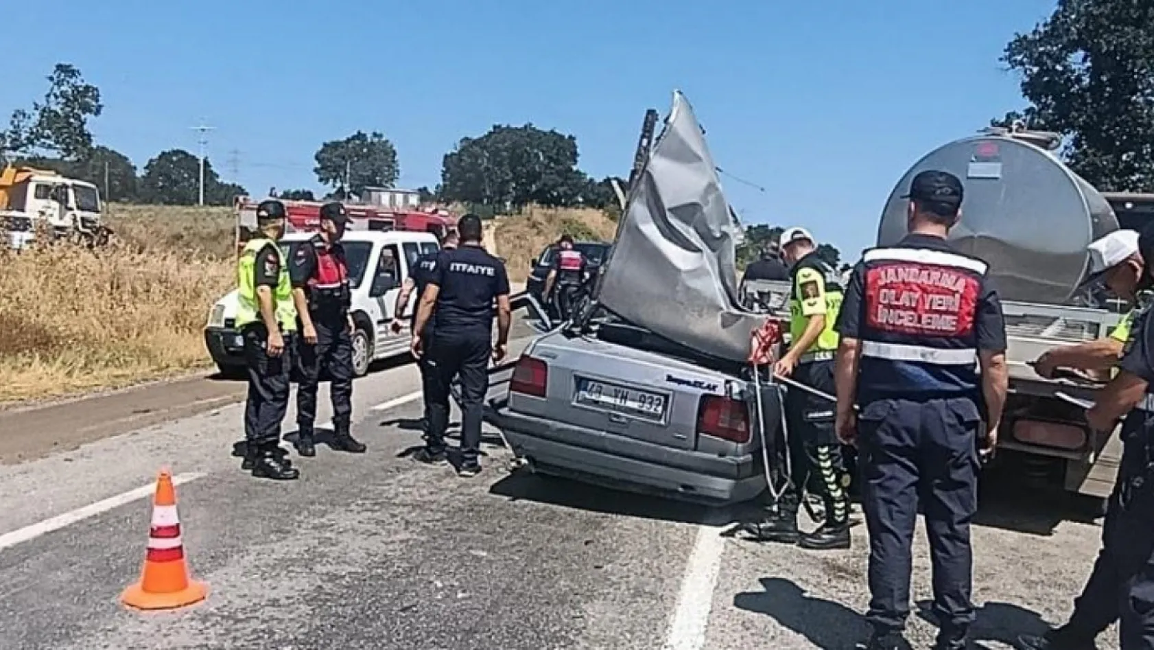 Kamyonete arkadan çarpan otomobilde ağır yaralanan çocuk hayatını kaybetti