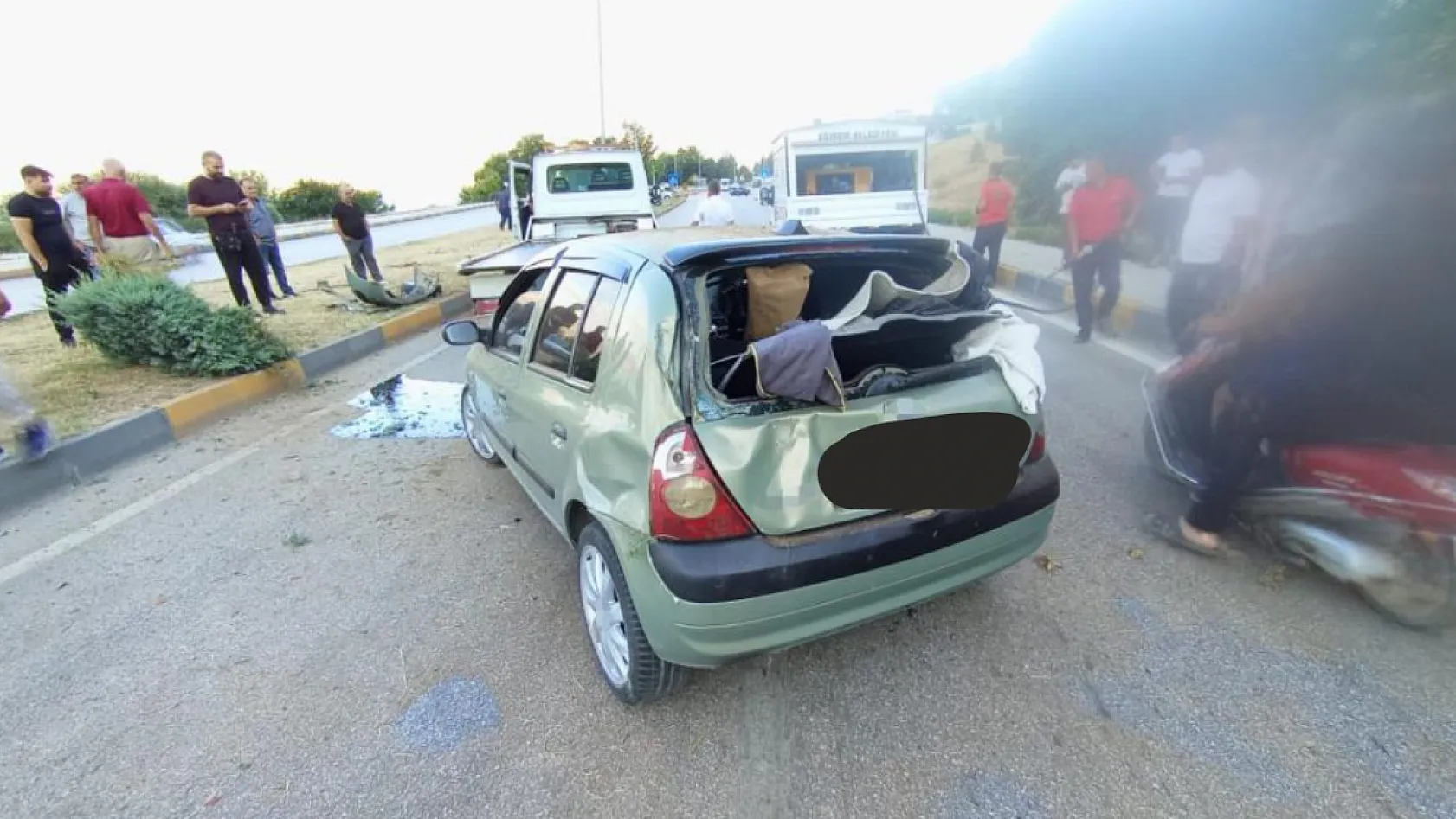 Kamyonete çarpan otomobil karşı şeride geçti: 2 yaralı