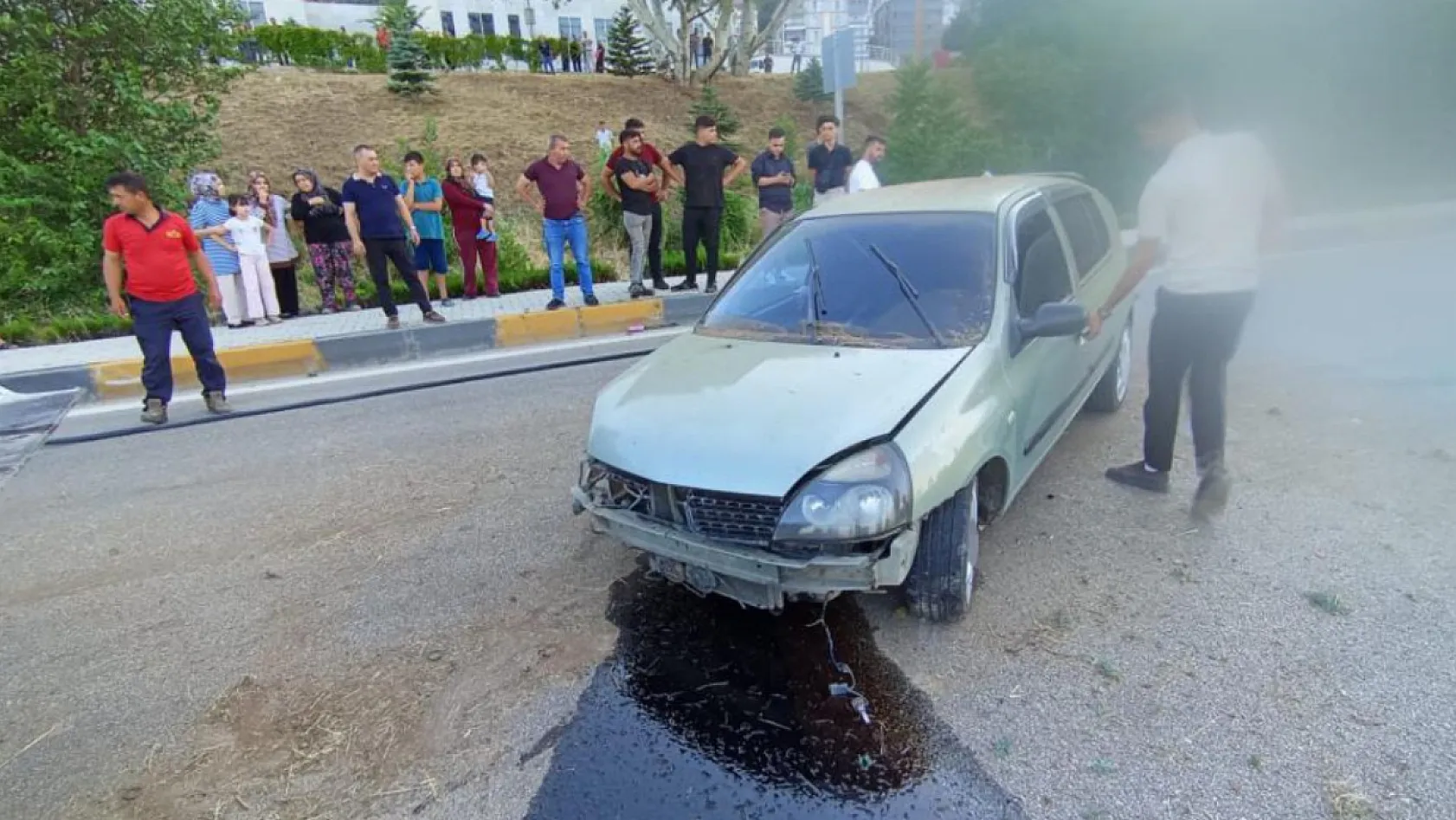 Kamyonete çarpan otomobil karşı şeride geçti: 2 yaralı