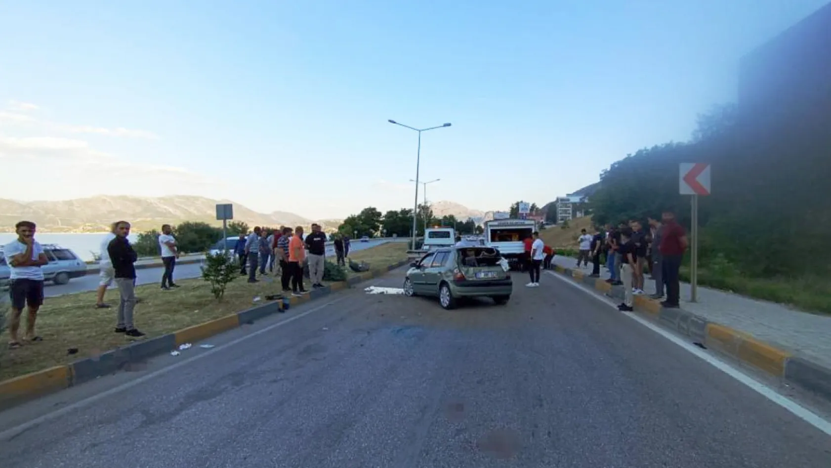 Kamyonete çarpan otomobil karşı şeride geçti: 2 yaralı