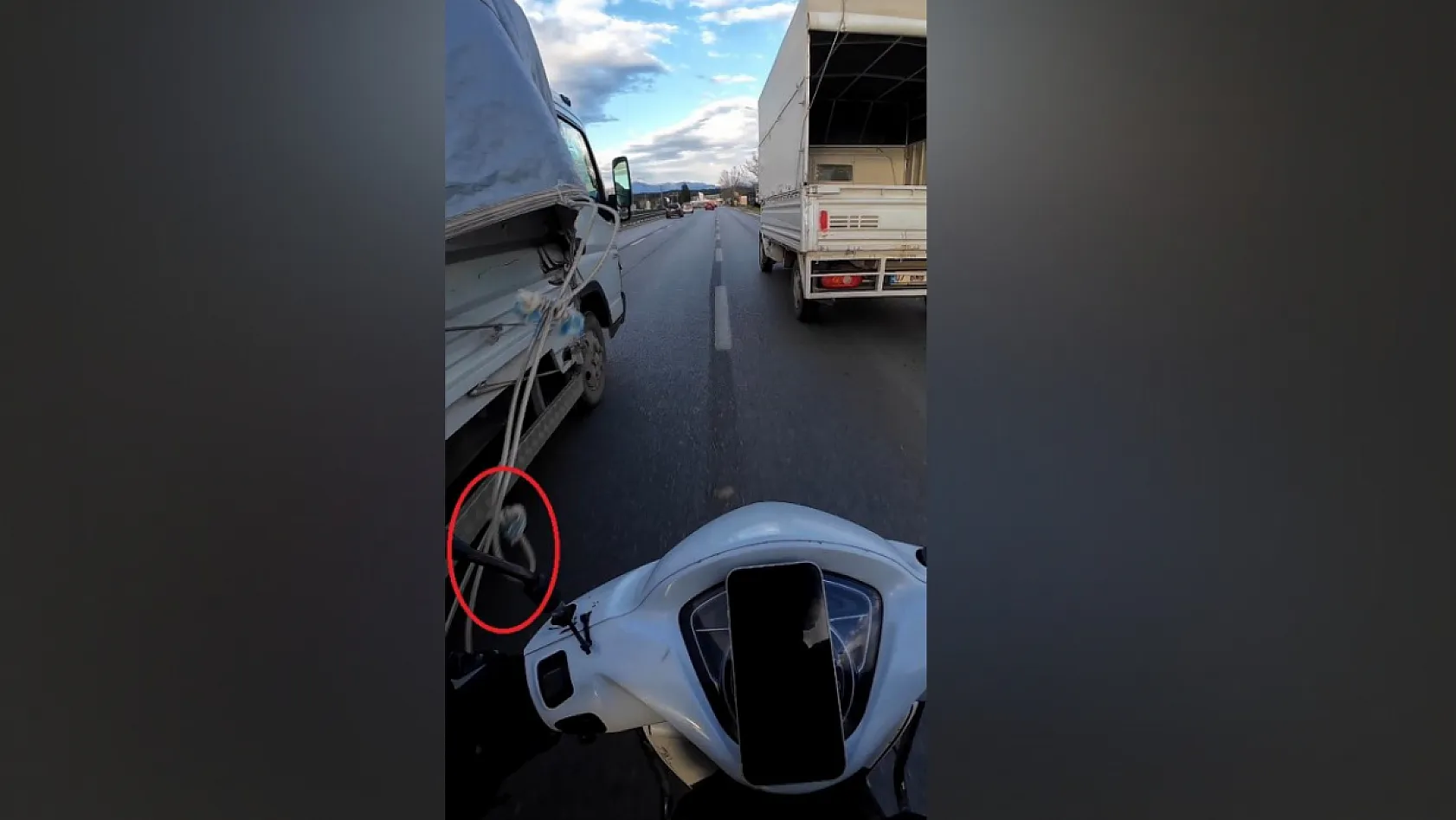 Antalya'da kamyonetten sarkan ipe dolanan motosikletli, ölümle burun buruna geldi