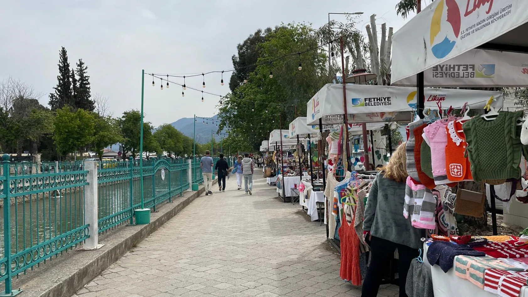 Fethiye'de kanal kenarında kadın emeğinin renkli yüzü