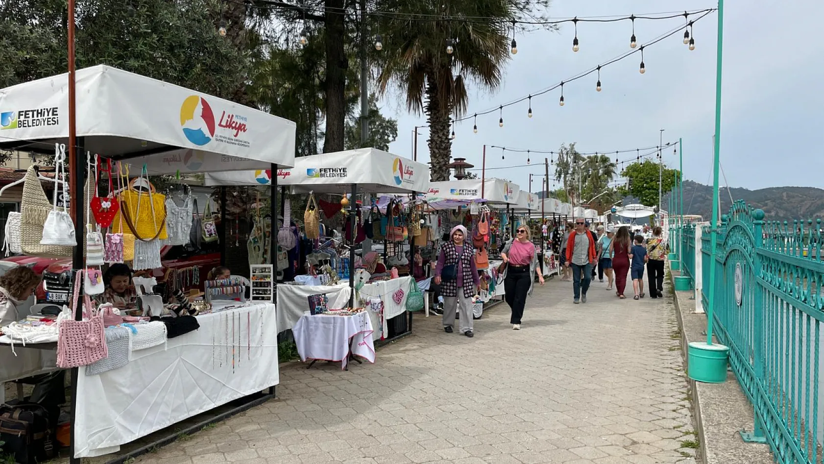 Fethiye'de kanal kenarında kadın emeğinin renkli yüzü