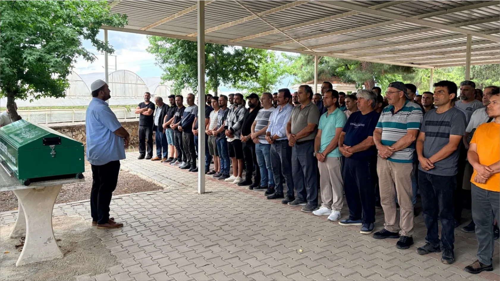 Fethiye'de kapı gıcırtısı kavgasında hayatını kaybeden baba toprağa verildi