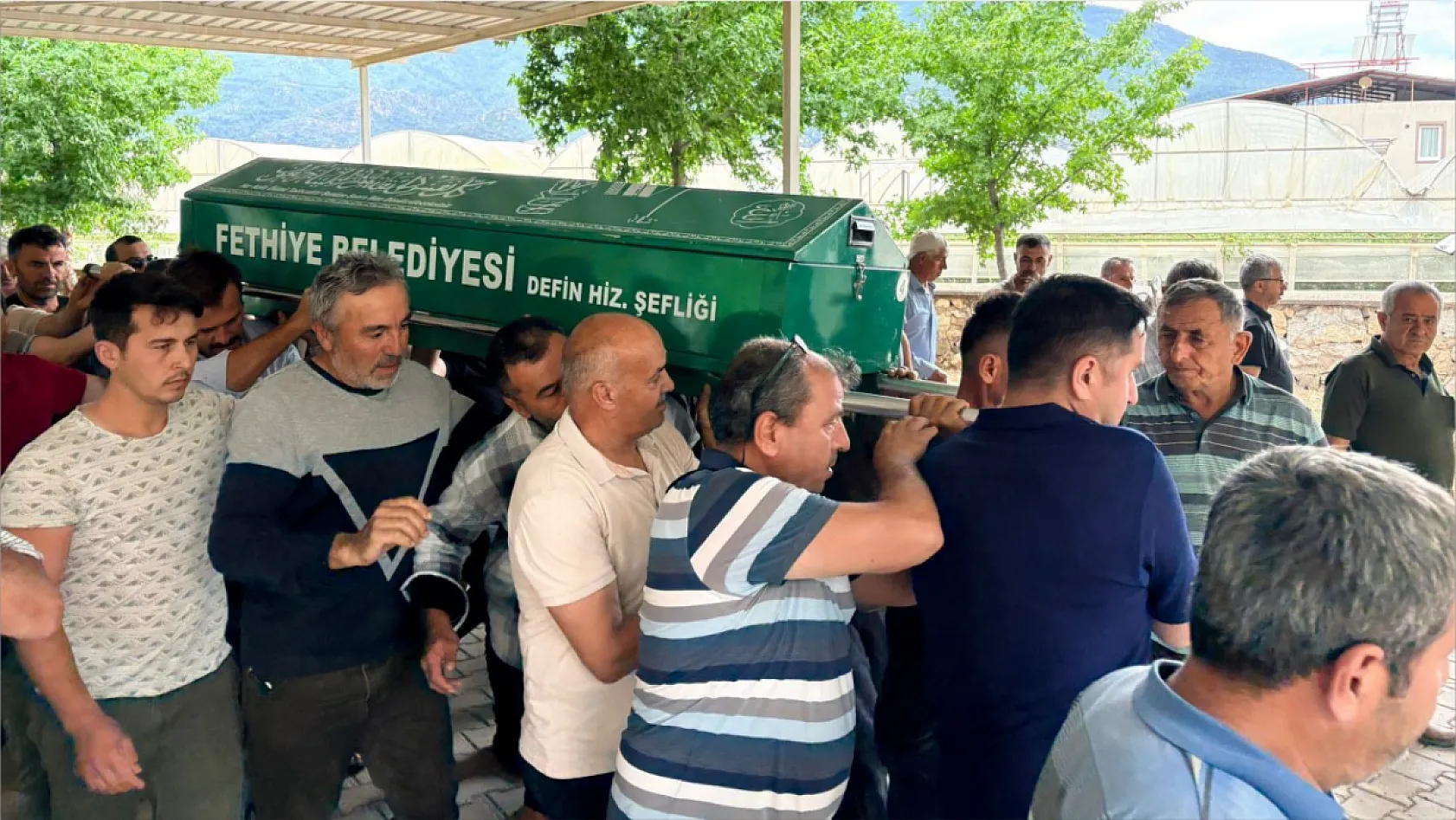 Fethiye'de kapı gıcırtısı kavgasında hayatını kaybeden baba toprağa verildi