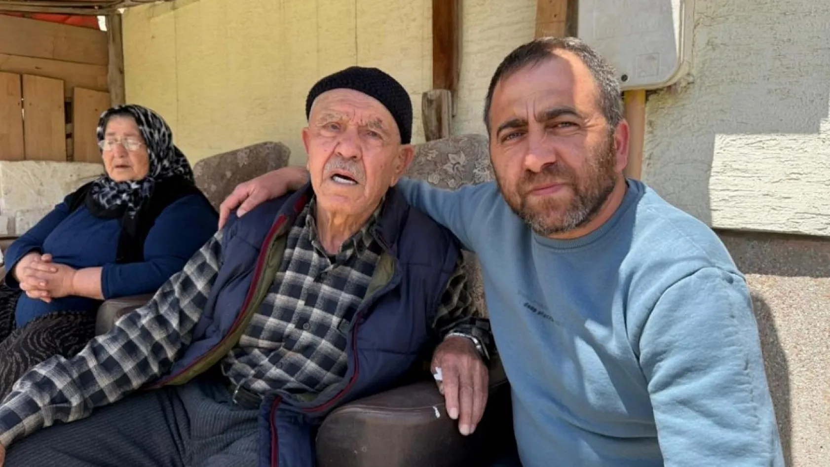 Kapıyı kırıp 86 yaşındaki adamı önce merdivenden attı, sonra darp etti
