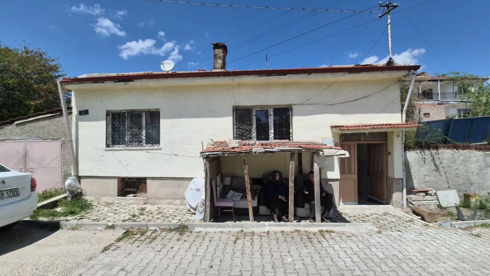 Kapıyı kırıp 86 yaşındaki adamı önce merdivenden attı, sonra darp etti