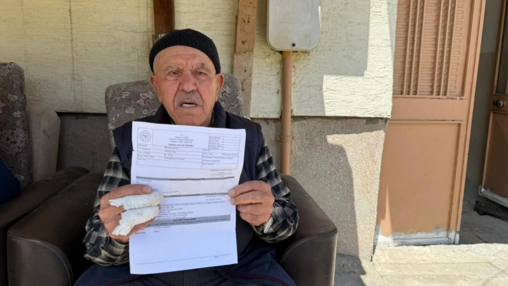 Kapıyı kırıp 86 yaşındaki adamı önce merdivenden attı, sonra darp etti