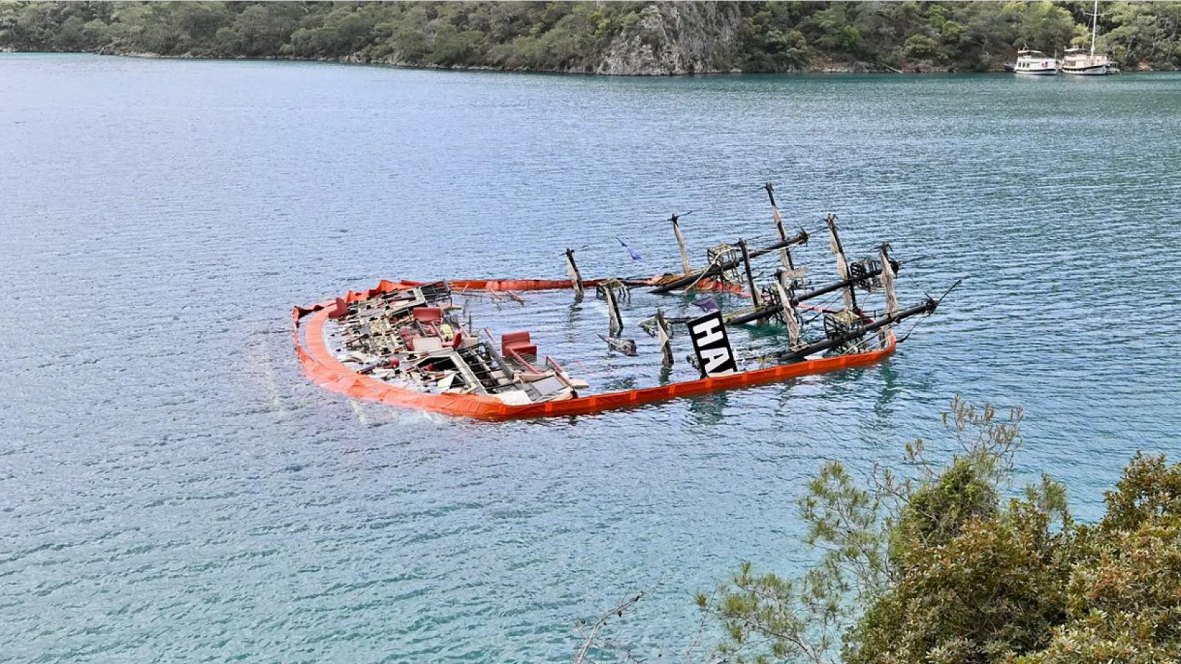 Karaca, tekne kazası sonrası bölgede incelemelerde bulundu