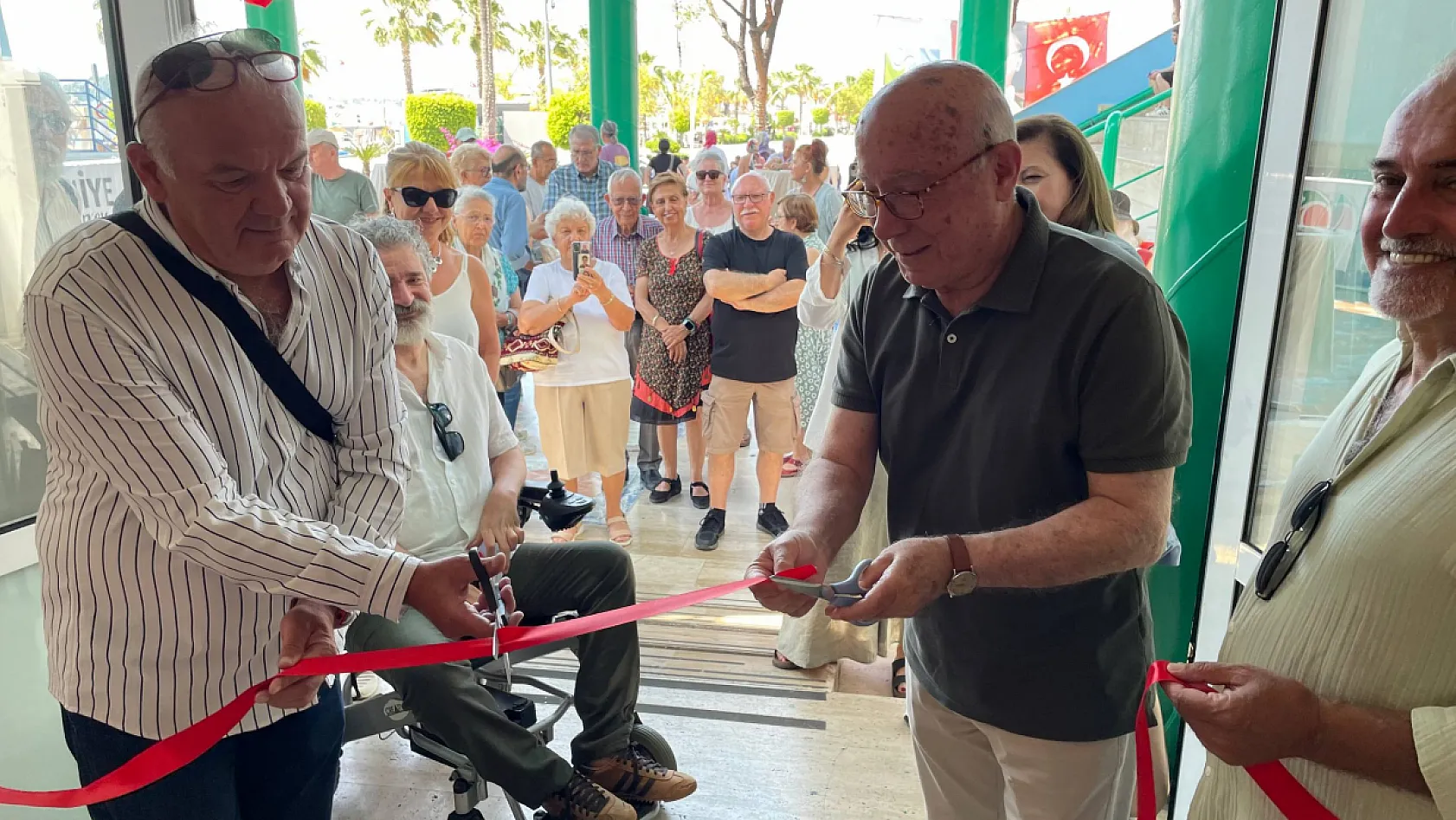 Karikatür Sanatçısı Kutay Bilgihan Atabay'ın 'Kafalar' Sergisi Fethiye'de Açıldı