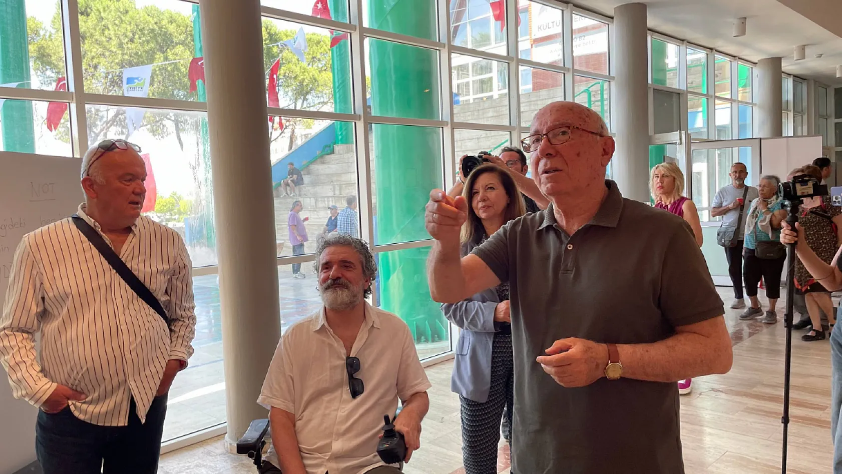Karikatür Sanatçısı Kutay Bilgihan Atabay'ın 'Kafalar' Sergisi Fethiye'de Açıldı
