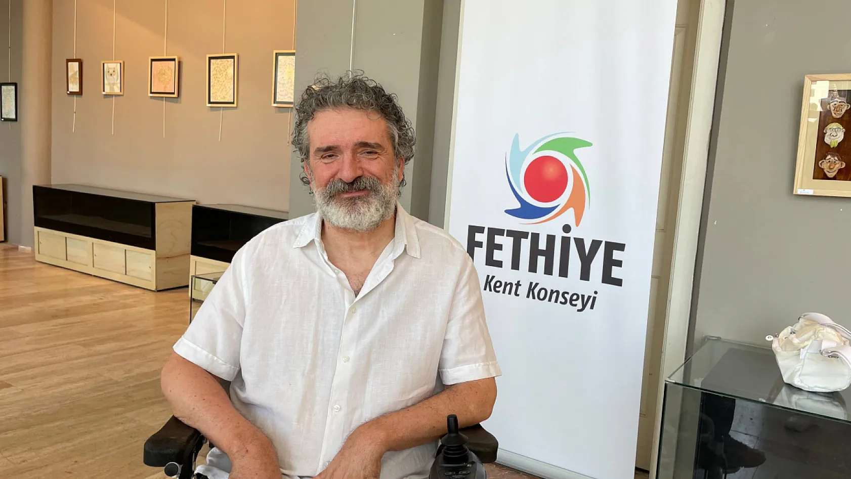 Karikatür Sanatçısı Kutay Bilgihan Atabay'ın 'Kafalar' Sergisi Fethiye'de Açıldı