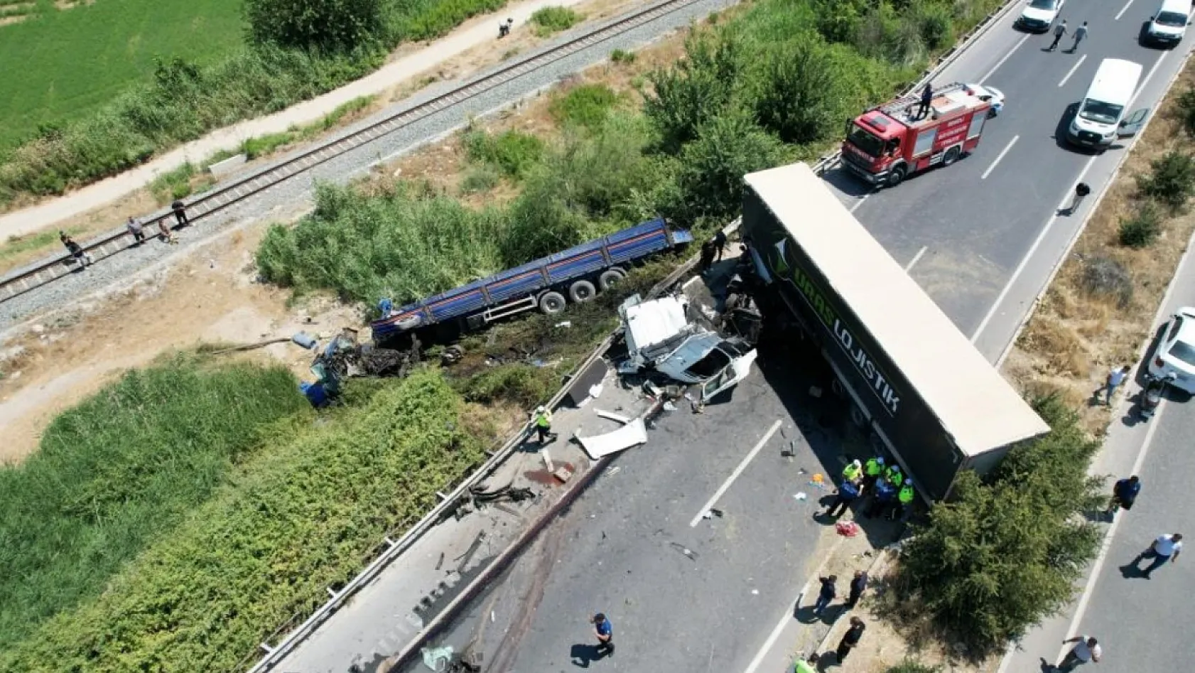 Karşı şeride geçen tır, bir başka tırla kafa kafaya çarpıştı: 1 ölü, 1 yaralı