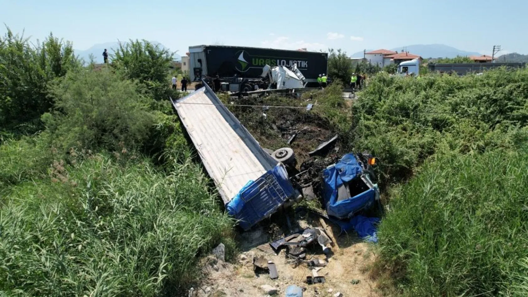 Karşı şeride geçen tır, bir başka tırla kafa kafaya çarpıştı: 1 ölü, 1 yaralı