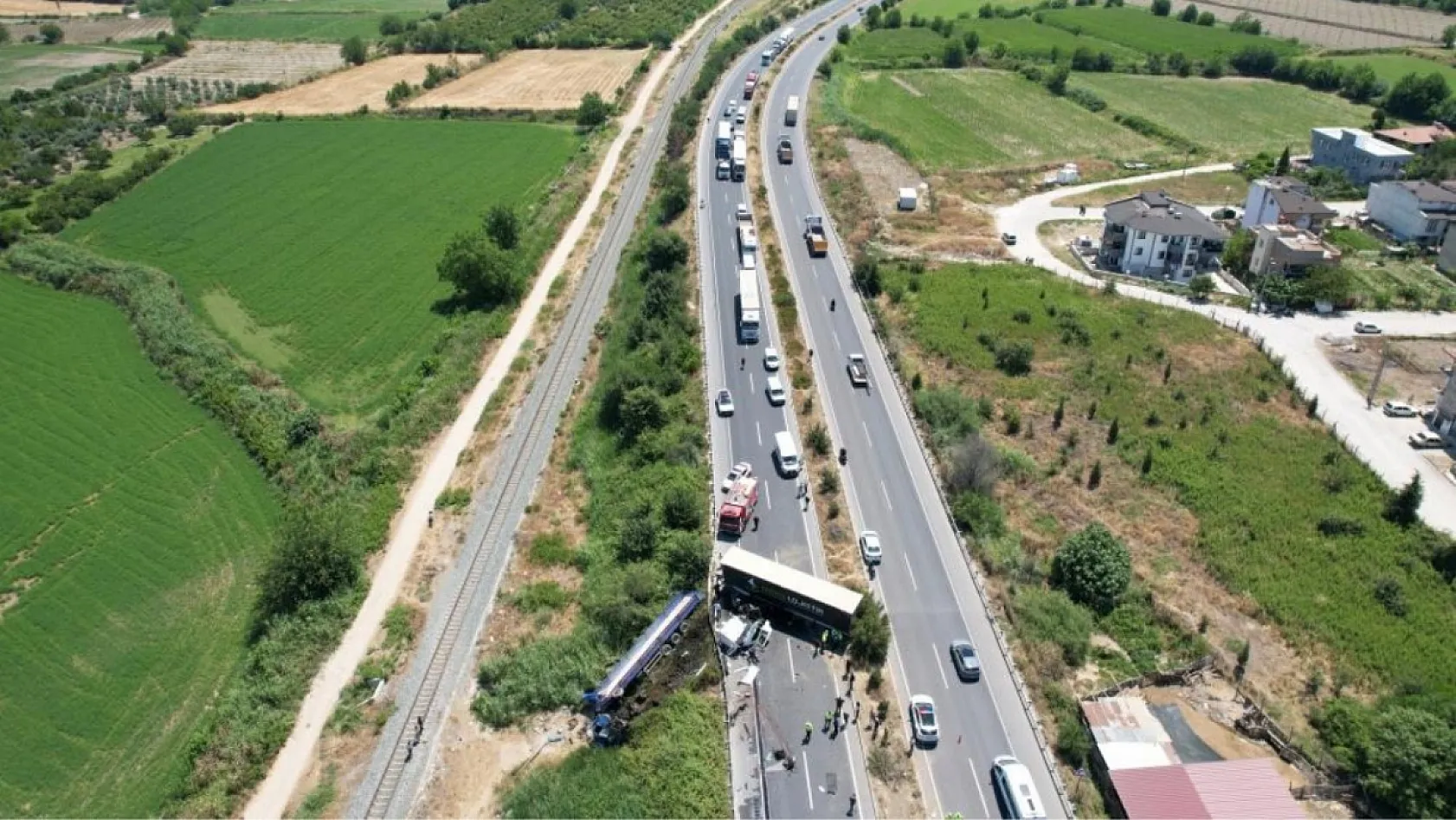 Karşı şeride geçen tır, bir başka tırla kafa kafaya çarpıştı: 1 ölü, 1 yaralı