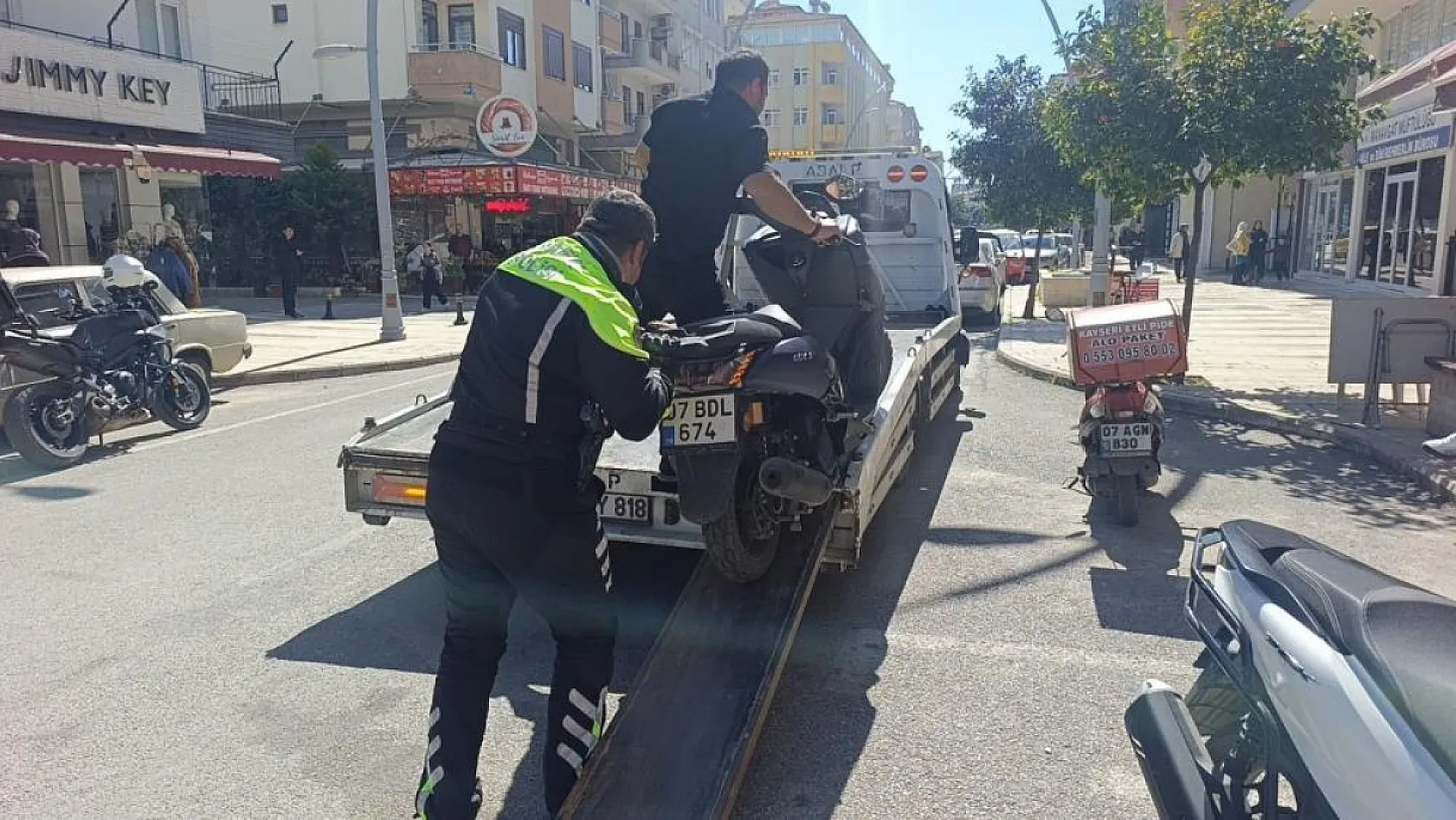Antalya'da kasktan ceza yememek için plakasını kapattı, yediği cezayı görünce hayatının pişmanlığını yaşadı