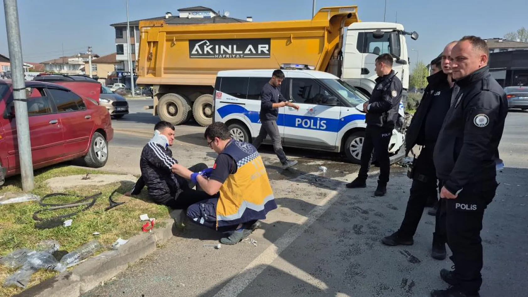 Kavşakta otomobiller çarpıştı: 6 yaralı