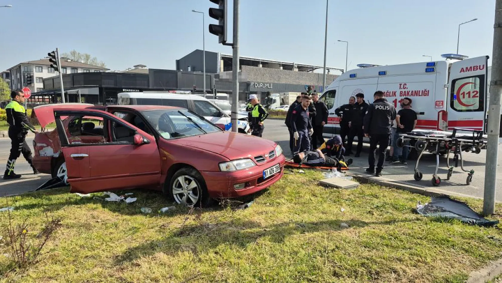 Kavşakta otomobiller çarpıştı: 6 yaralı