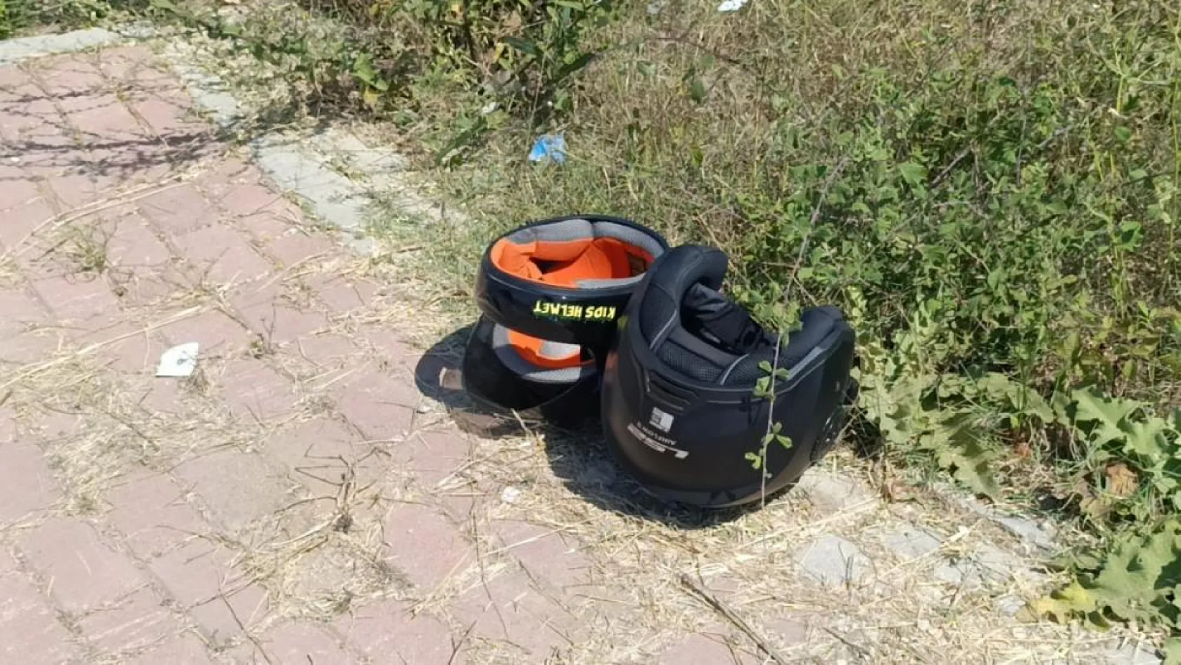 Kaza yapan motosiklet sürücüsü sinirini otomobilin camından çıkardı