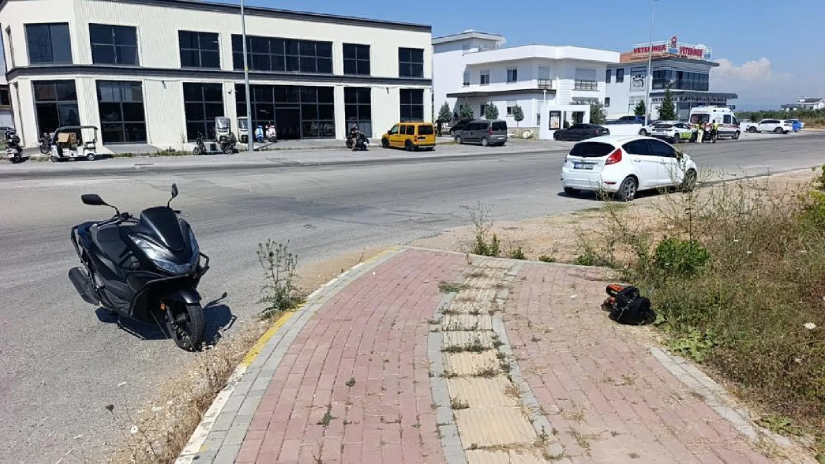 Kaza yapan motosiklet sürücüsü sinirini otomobilin camından çıkardı