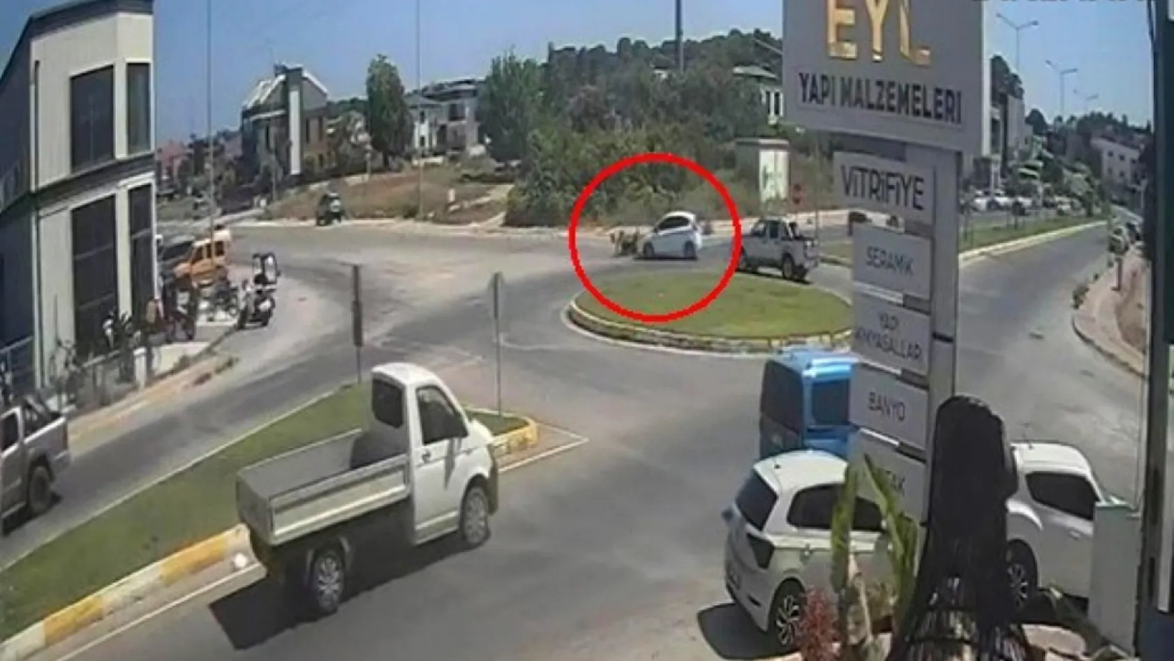 Kaza yapan motosiklet sürücüsü sinirini otomobilin camından çıkardı