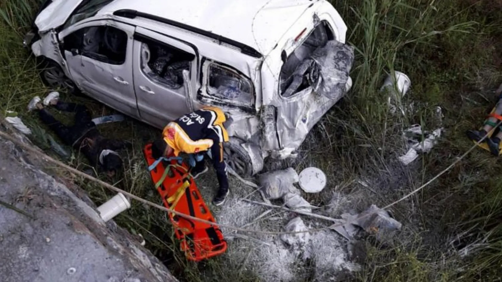 Muğla'da araç uçuruma düştü, 2 kişi yaralandı