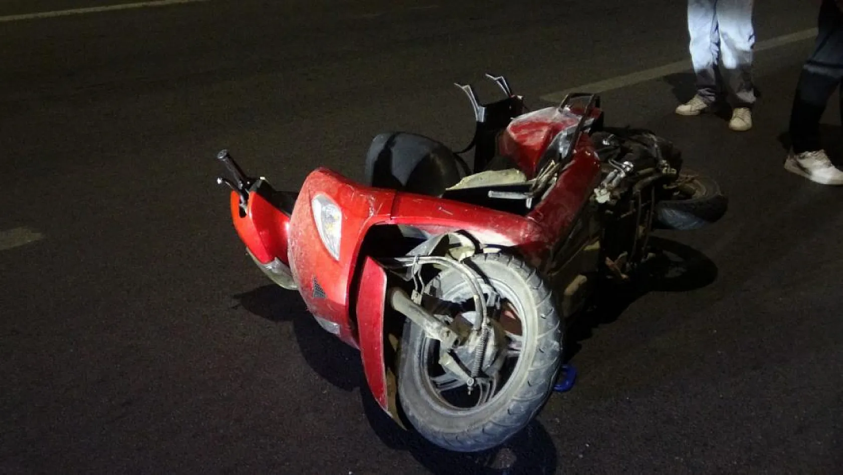 Savrulan motosikletten düşerek başını kaldırıma çarpan genç hayatını kaybetti